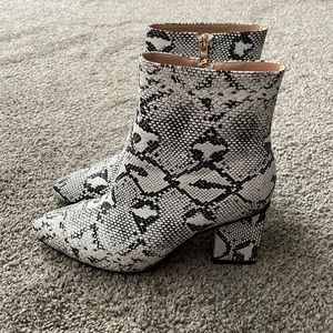 Women’s Size 8 Snake Skin boot